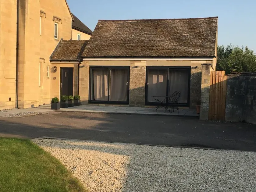 Bond End Road Annex Upton St Leonards - Ideal for Cheltenham Races - Image 1