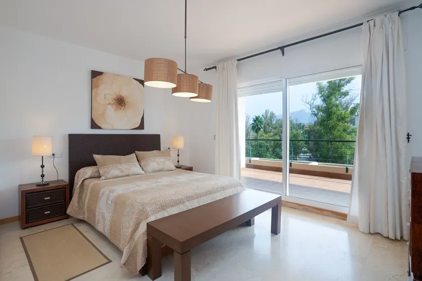 Appartement de vacances Guadalmina Alta avec vue sur les montagnes, piscine partagée et Wi-Fi. - Image 1
