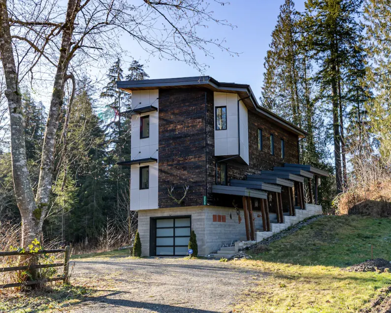 Beautiful Modern Retreat in the Woods - Image 1