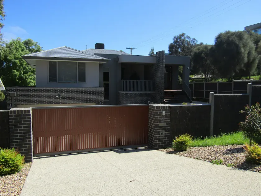 Sorrento Luxury Home – Prime Spot, Only 10-Min Walk to the Bay! - Image 1