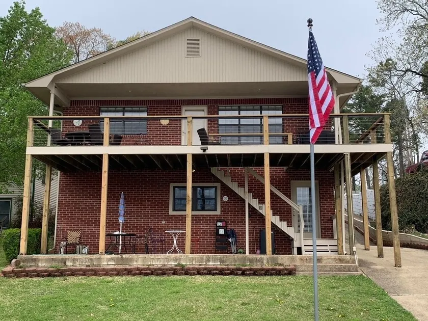 Lake House in Hot Springs with newly remodeled deck on Lake Hamilton - Image 1