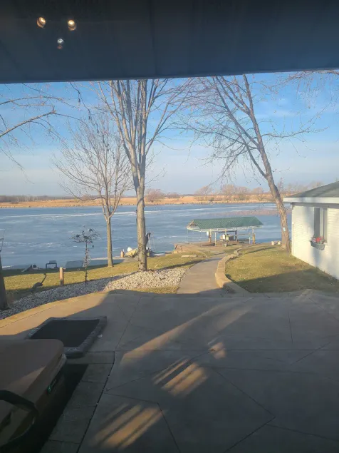 Studio cottage at mouth of the Fox River - Image 1