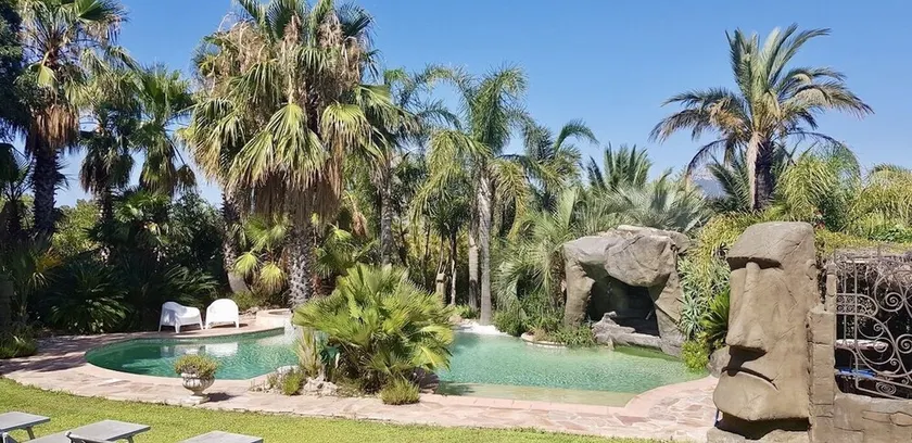 Außergewöhnliches Objekt in einem von der Osterinsel inspiriertem Garten. - Image 1