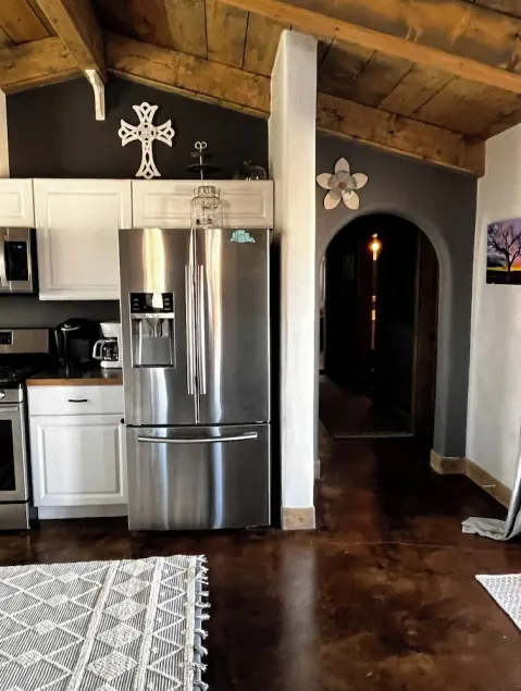 Quiet and cozy country home with mountain views in every direction. Sleeps 6 - Image 1