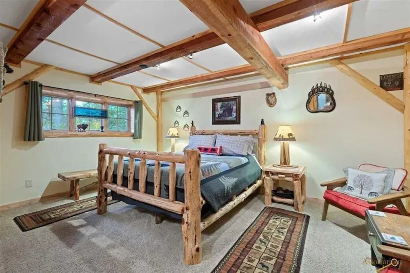 The Bears Den Dakota Dream B&B. Secluded, Close to Custer, Great Breakfast! - Image 1