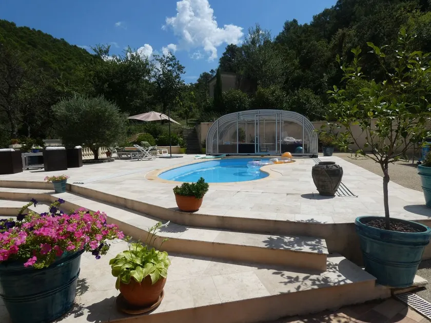 Beautiful apartment in quiet villa with swimming pool - Image 1