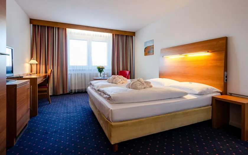 Comfort double room facing the side street - Image 1