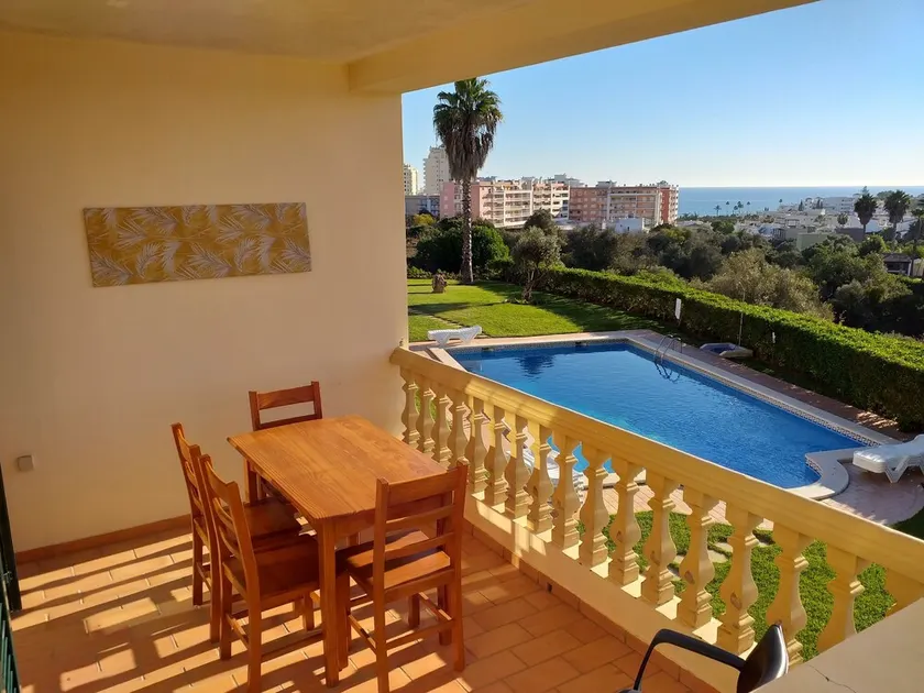 Tranquil T1 with sunny balcony sea view and countryside Armação de Pêra Algarve - Image 1