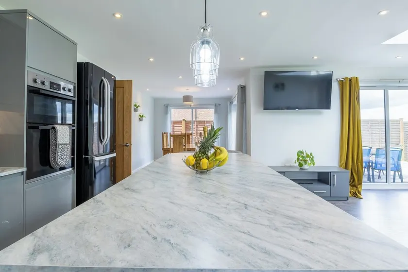 Spacious and lovely 5 bed property <br>Ample and free parking - Image 1