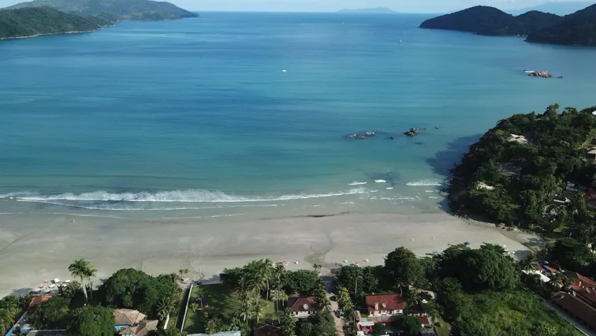 Ground floor chalet 230 meters from Enseada Beach and 3 minutes from the sand. - Image 1