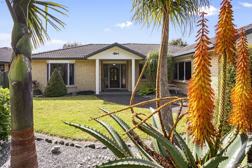 Fantails Roost - Bowentown Holiday Home - Image 1
