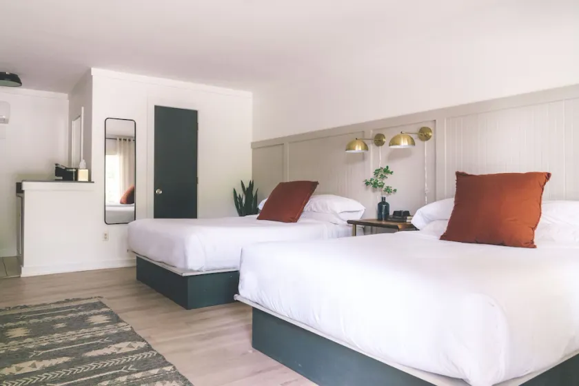 Spacious Hotel Double Queen Room in Cashiers Center - Image 1