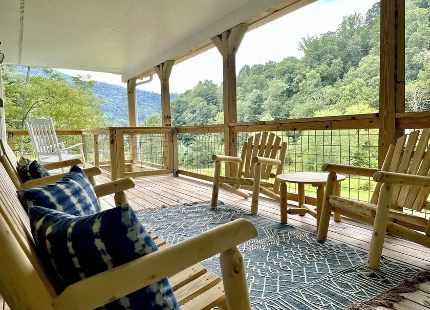 4 BR ~ 4 Mins to Hatley Pointe ~ Fall Mtn Views - Image 1