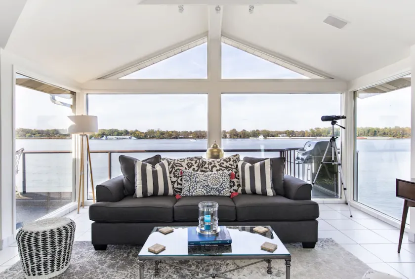 The River's Edge Oasis...Relax & unwind...Casual luxury close to downtown Lville - Image 1