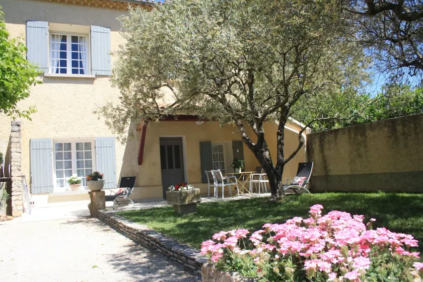 Möbliertes Apartment im Erdgeschoss eines blühenden und baumbest. Besitzes - Image 1