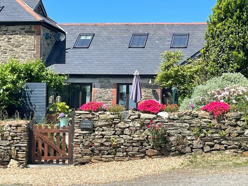 Peaceful hideaway with scenic views. Hot-tub & dog-friendly walled garden - Image 1