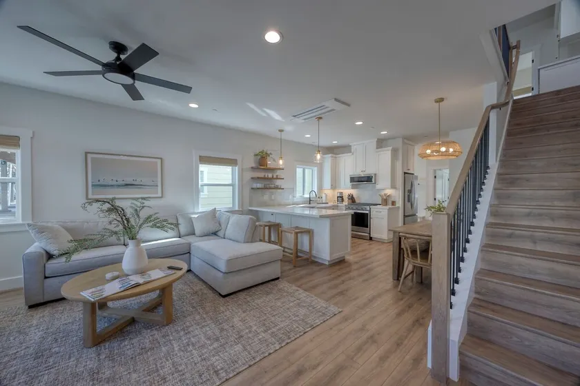 Cottage mignon, duplex au plan d'étage ouvert, 2 pâtés de maisons de la plage et des magasins, WIFI - Image 1