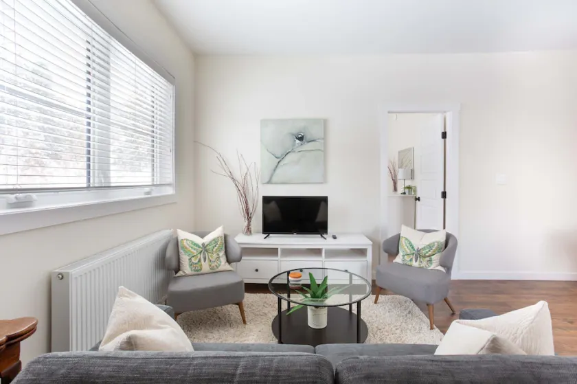 Modern suite with glacier view - Image 1