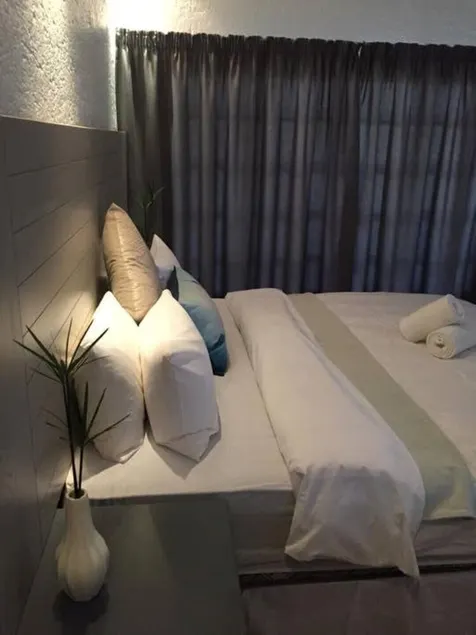 Private Contemporary Suite II *Modern Airport Stay - Image 1