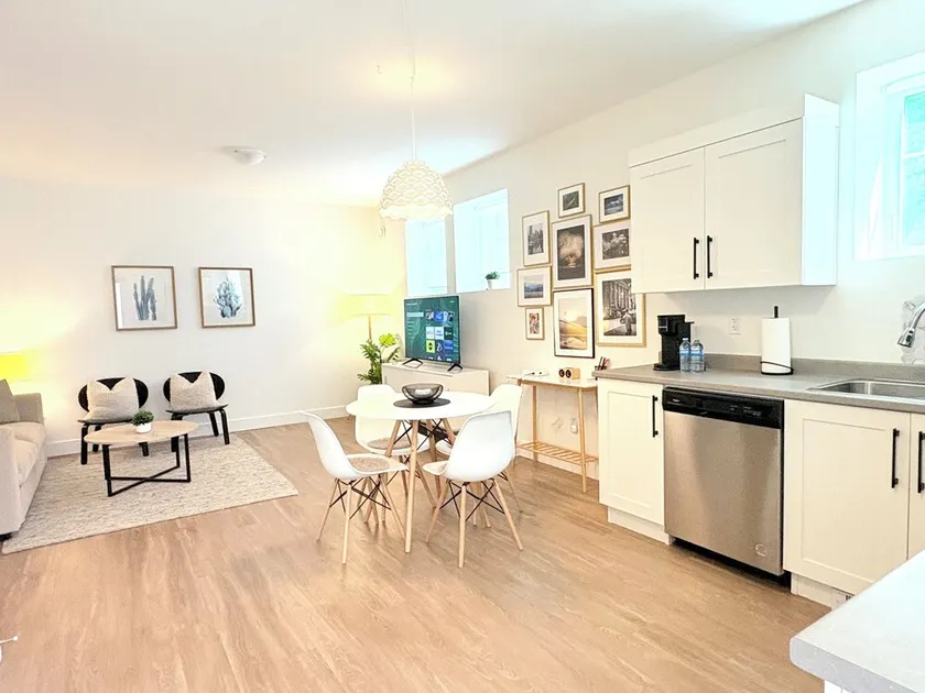 Modern Executive Suite - King Bed, Private Entry, 1GB Fibre, Laundry, Parking - Image 1