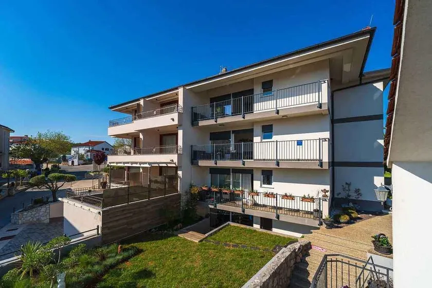 Holiday apartment with balcony and sea view - Image 1