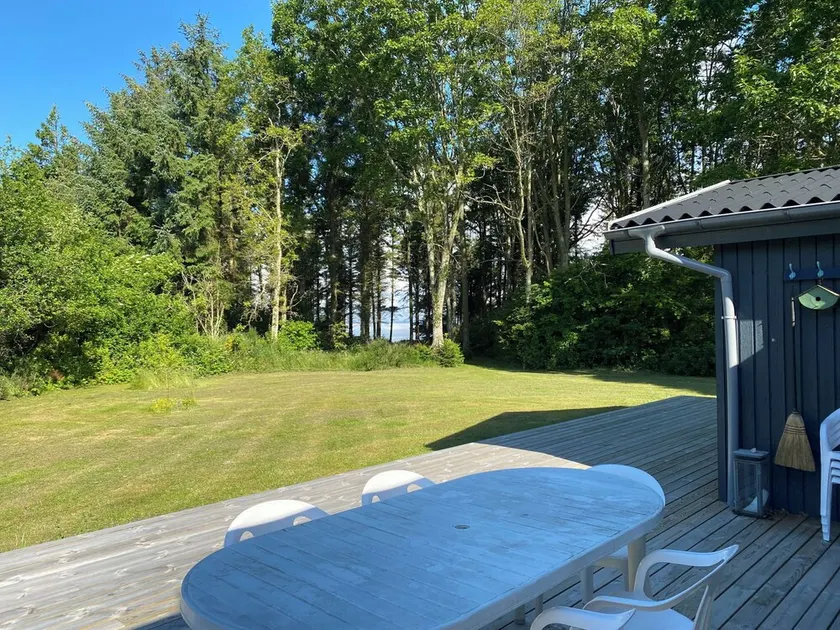 Idyllic summer house at the waters edge - Image 1