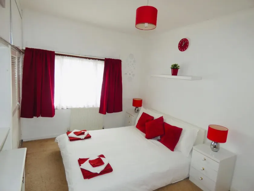 Clean & Cosy 3 Bed House with Free Pvt Parking - Image 1