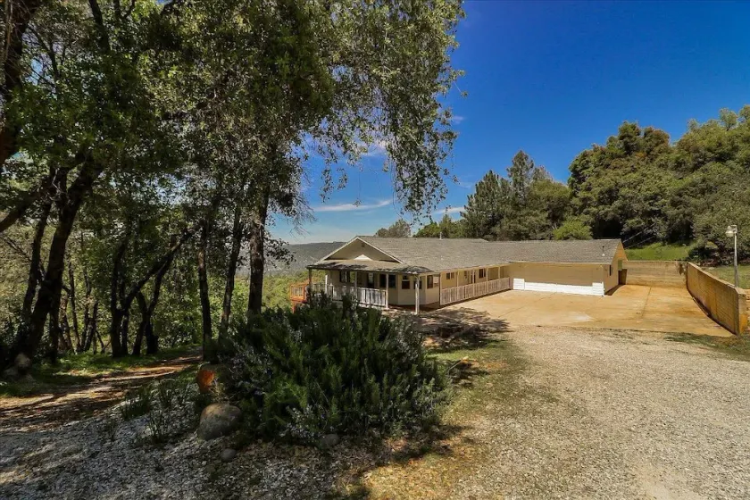Secluded Remodeled Home on 5 Acres Near Columbia State Park - Image 1