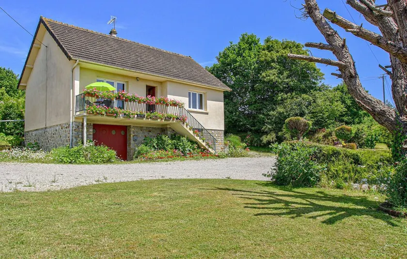 Holiday Home in Montsernelle - Image 1