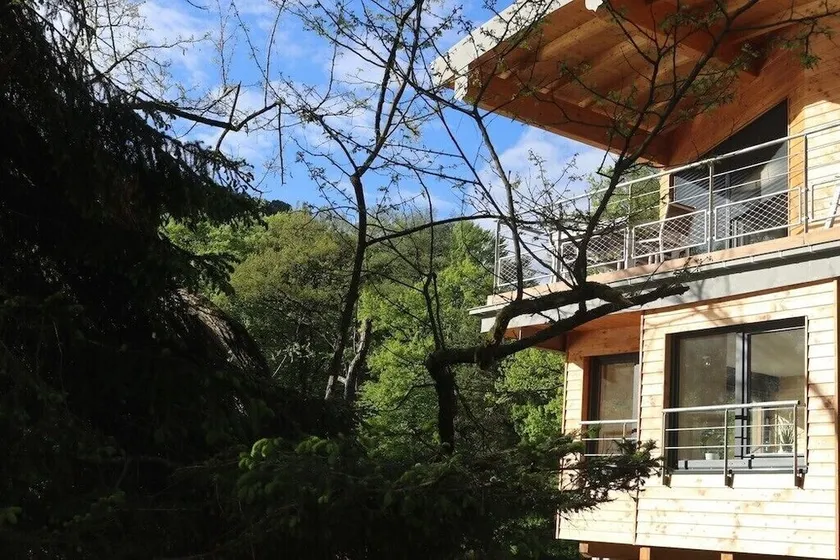 Chalet sur Pilotis, Cadre Insolite, au Dessus D'un Étang Dans un Parc Privé - Image 1
