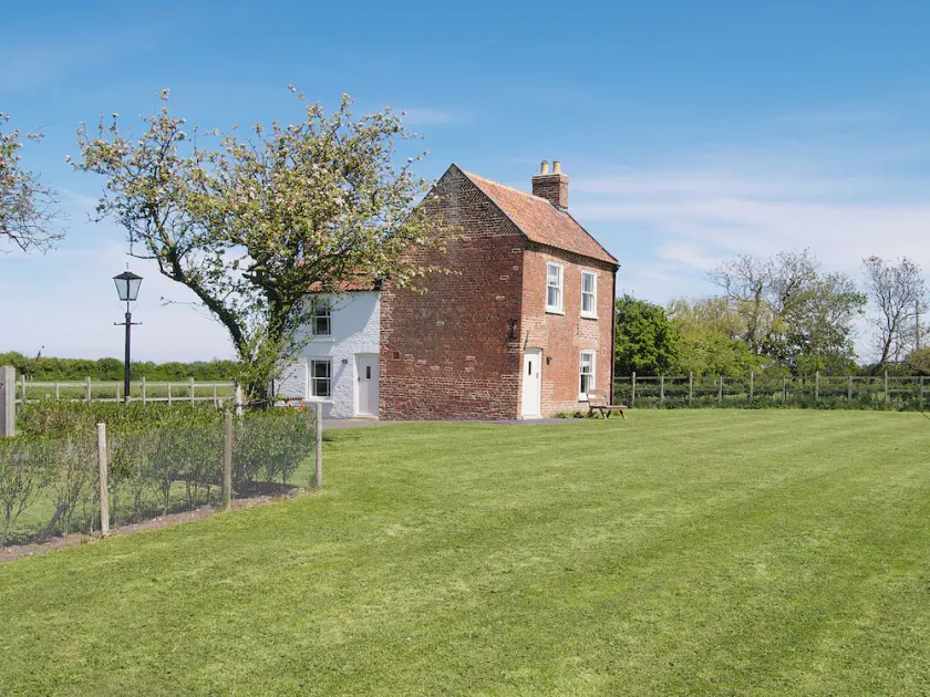 Somer Leyton Cottage - Image 1
