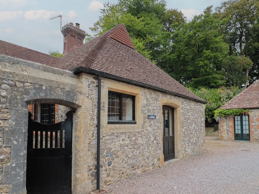 YARD COTTAGE, family friendly, with open fire in Lyme Regis - Image 1