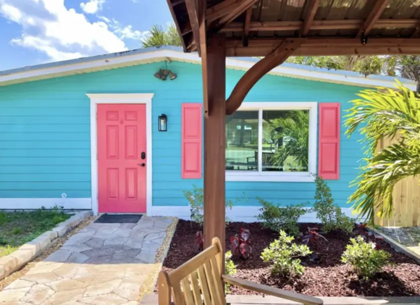 Adorable beach cottage 2/1, Sleeps 6, Pet Friendly, Minutes to Beach - Image 1