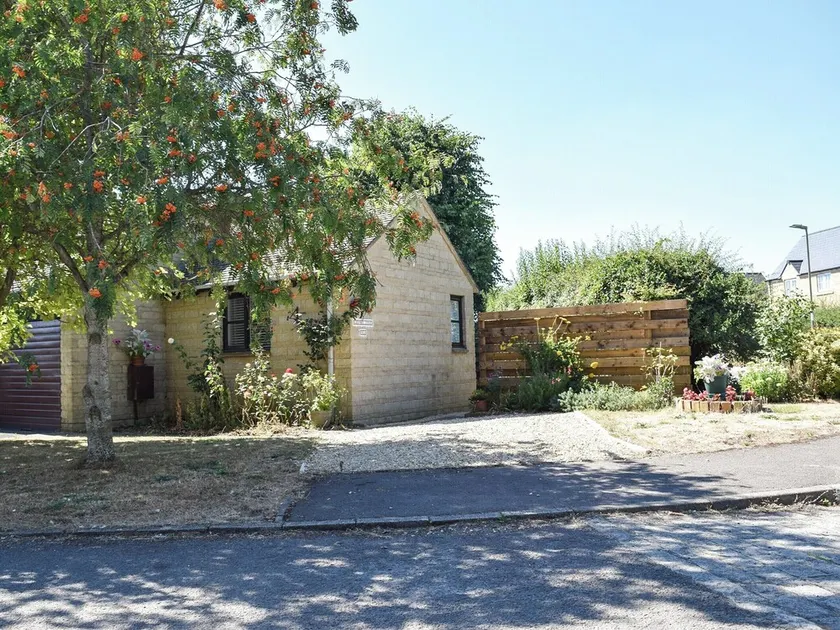 2 bedroom accommodation in Bampton - Image 1