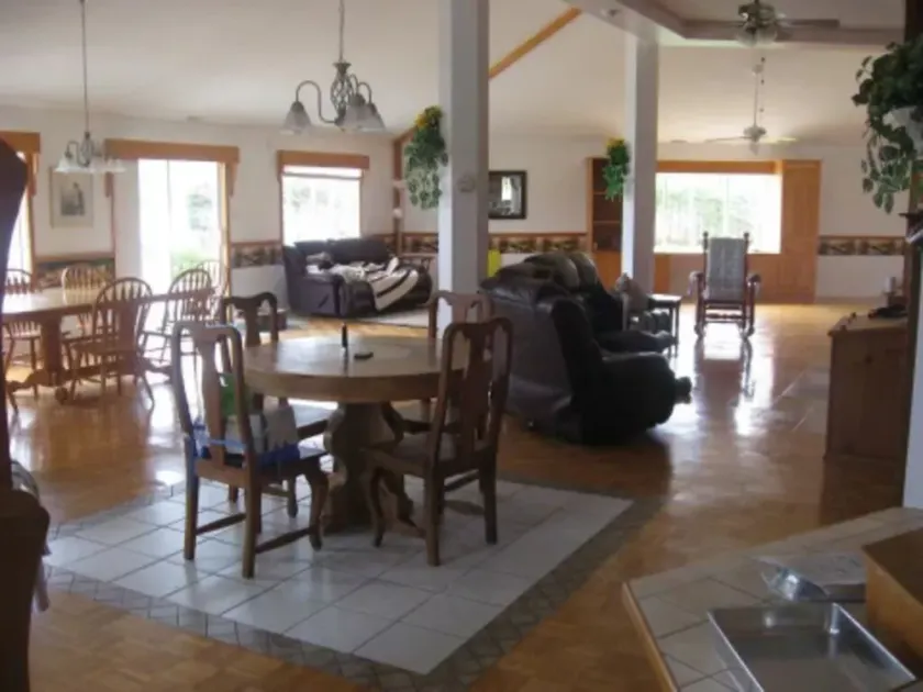 Large 4-Season Waterfront Cottage. Multi-family and Pet-Friendly! - Image 1