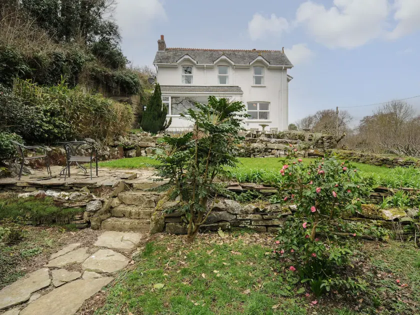 KIRLAND, pet friendly, character holiday cottage in St Kew Highway - Image 1