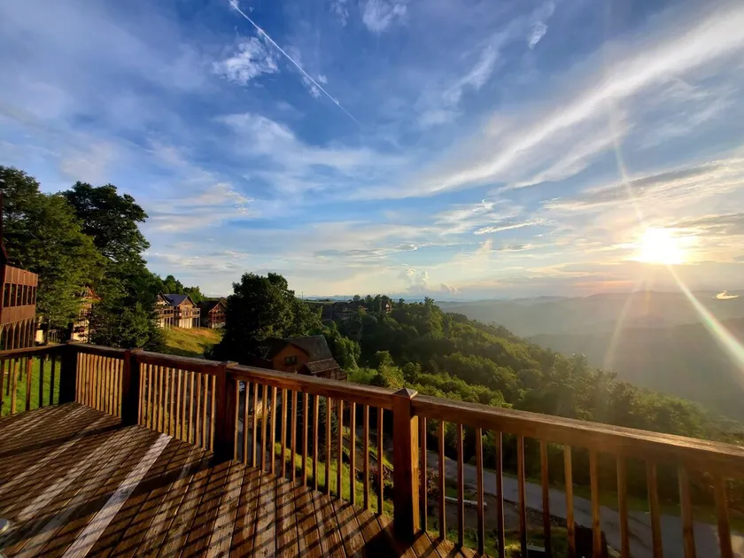 Mountaintop Cabin, 70+ Mile Views, Hot Tub, Game Room - Inkluderer et Biltmore Pass! - Image 1