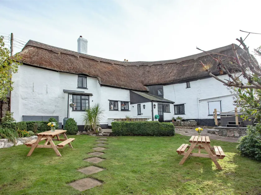 6 bedroom accommodation in Kingsteignton, near Newton Abbot - Image 1
