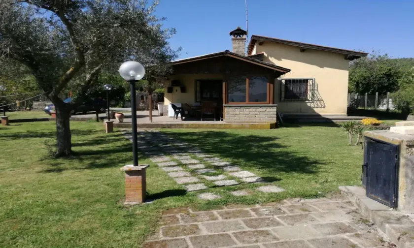 Villino indipendente con spiaggia privata sul lago - Image 1