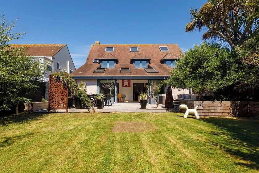 Gorgeous home for 12 - Walk to Beach - Sea View - Image 1