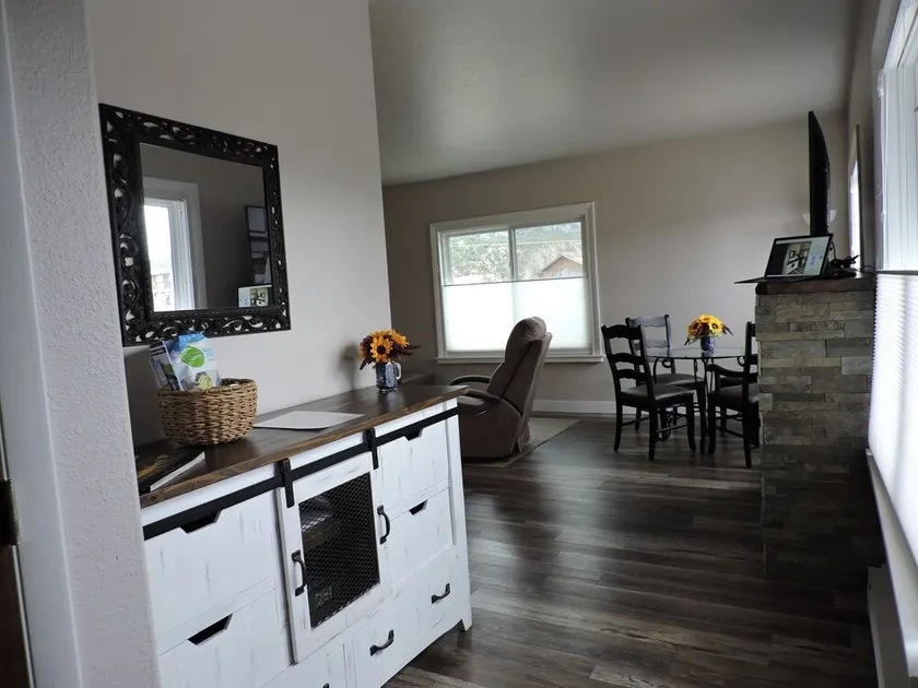 2 bm newly reno condo w/AMAZING Mt. view & 2 blks fr main st /Arkansas River - Image 1