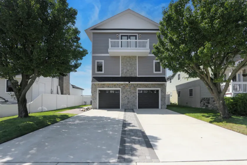 5-bedroom vacation home w/ Hot Tub minutes from Atlantic City Casinos. - Image 1
