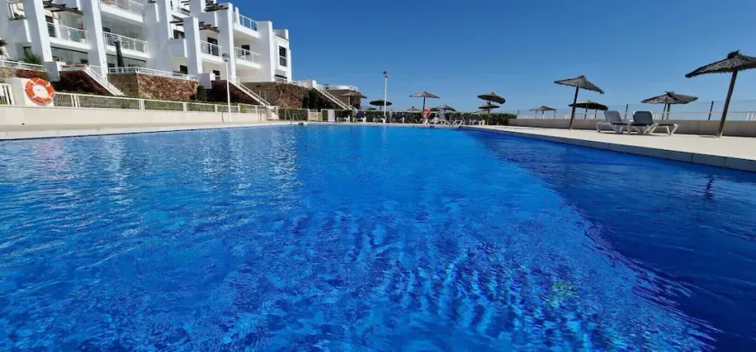 Apartamento en 1ª Línea de Playa con Terraza Cubierta y Descubierta - Image 1
