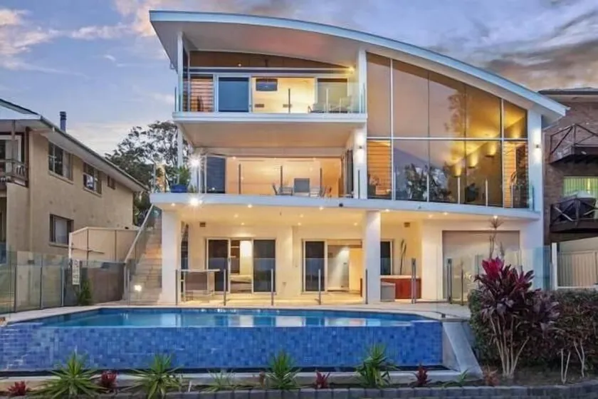 Luxury Waterfront Home con piscina a sfioro a 5 minuti da servizi per famiglie - Image 1