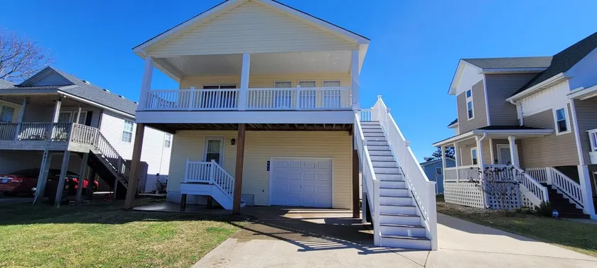 Pet Friendly Home with Private Tiki Bar - 3-minute drive to the beach! - Image 1