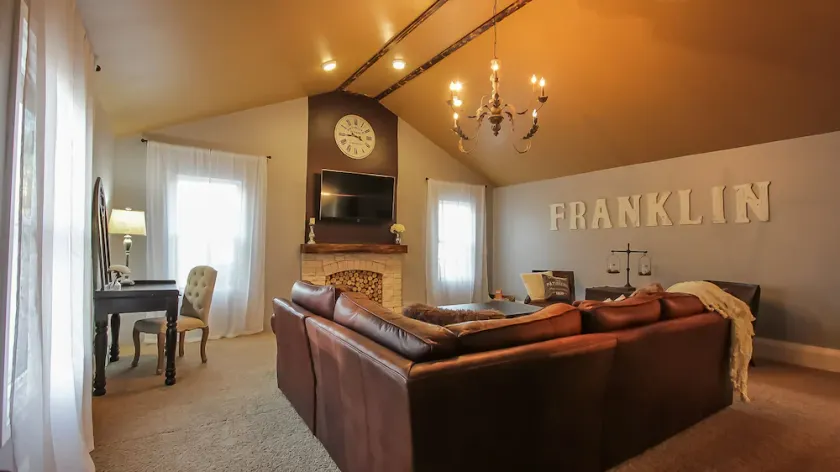 Classy Country Home but convenient  - Minutes to Downtown Franklin/Liepers Fork! - Image 1