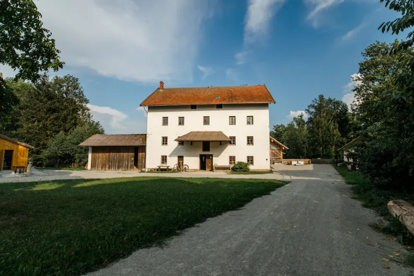 Farmhouse right on the water - Image 1