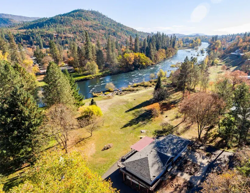 Riverfront Getaway, smukt ombygget hjem - Image 1