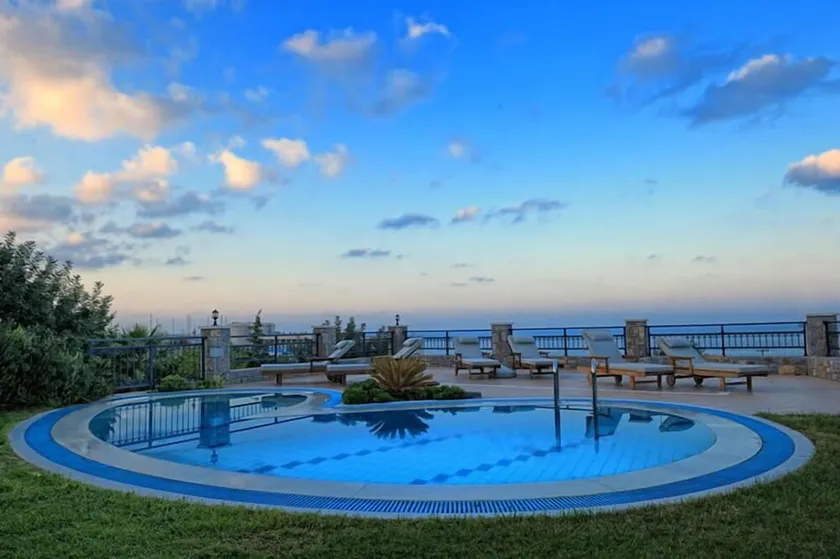 Paradis privé avec piscine chauffée et vue panoramique sur la mer à couper le souffle - Image 1