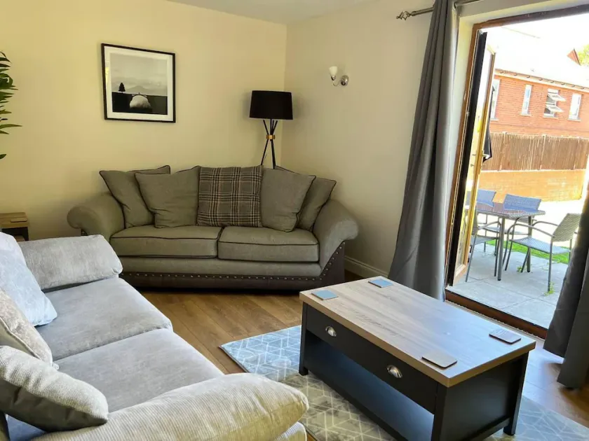 2-Bed House - Sleeps 6 - Garden Parking Wifi - Image 1